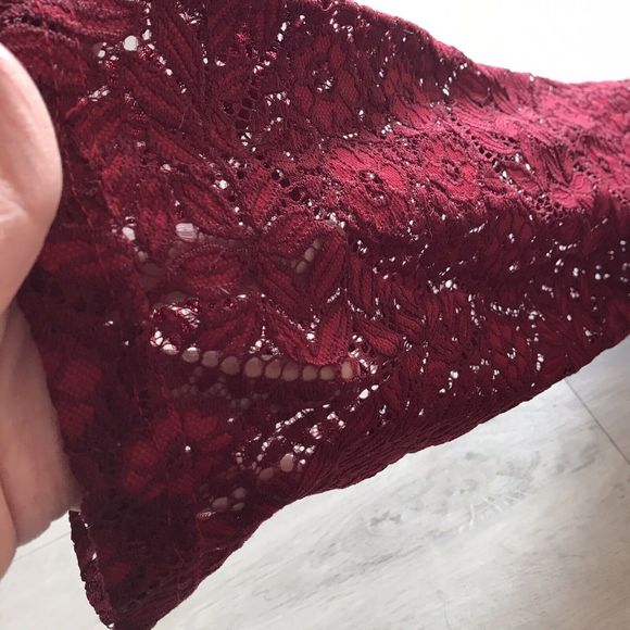 Suzanne Betro Red Lace Overlay Peplum Blouse Long Bell Sleeve Keyhole Back Med - Picture 7 of 9